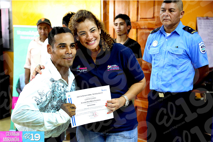 Adultos mayores y jóvenes con discapacidad se gradúan de Escuelas de oficio