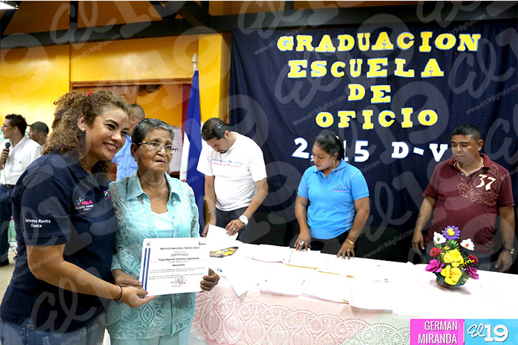 Adultos mayores y jóvenes con discapacidad se gradúan de Escuelas de oficio
