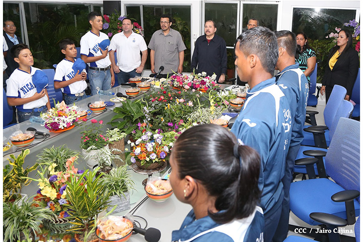 Daniel abandera a atletas que participarán en Juegos Mundiales Indígenas y en el Panamericano de Béisbol Infantil AA
