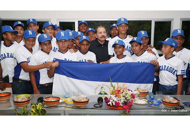 Daniel abandera a atletas que participarán en Juegos Mundiales Indígenas y en el Panamericano de Béisbol Infantil AA