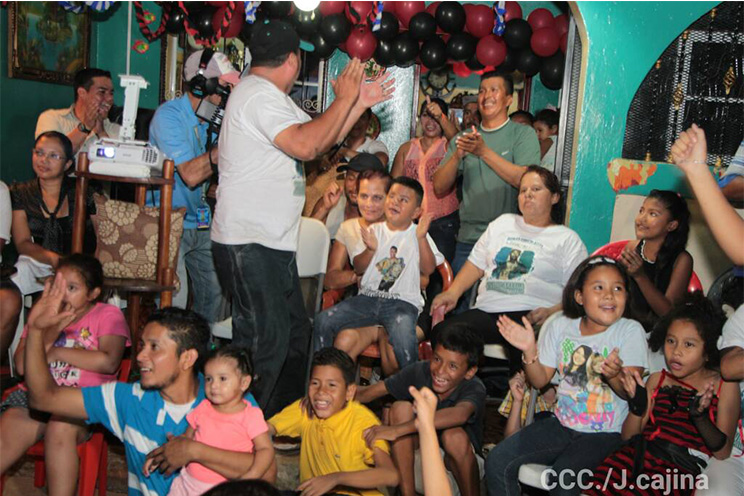 Amigos, vecinos y familiares desbordados en apoyo al “Chocolatito” durante pelea ante Viloria
