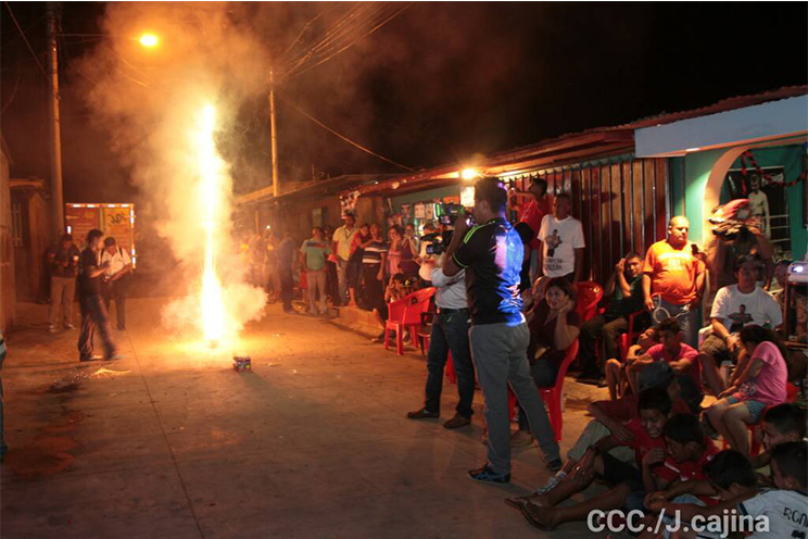 Amigos, vecinos y familiares desbordados en apoyo al “Chocolatito” durante pelea ante Viloria