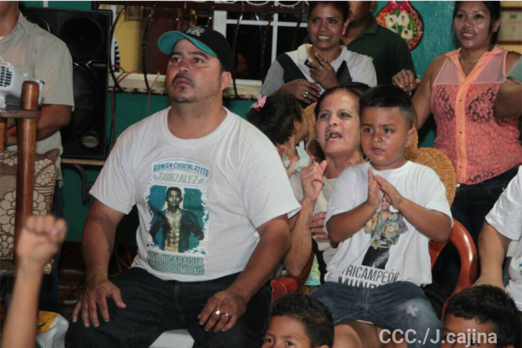 Amigos, vecinos y familiares desbordados en apoyo al “Chocolatito” durante pelea ante Viloria
