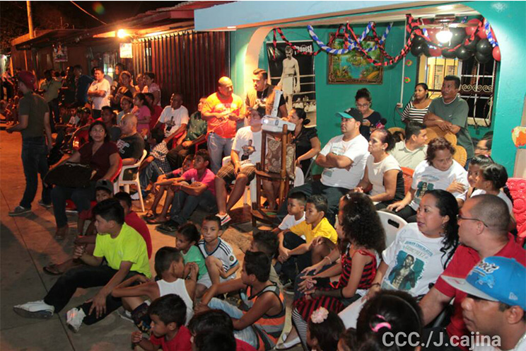 Amigos, vecinos y familiares desbordados en apoyo al “Chocolatito” durante pelea ante Viloria