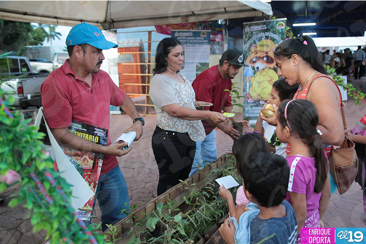 Población disfruta exposición de instituciones de gobierno en el Paseo del Estudiante