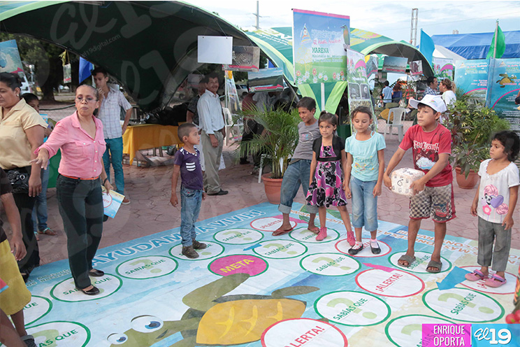 Población disfruta exposición de instituciones de gobierno en el Paseo del Estudiante