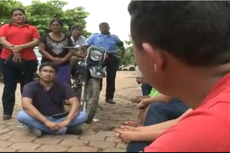 Compañero Bosco Castillo se reúne con jóvenes de la comunidad de Mina El Limón