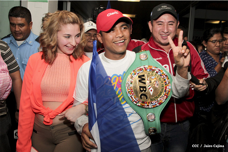 Chocolatito retorna a Nicaragua tras su histórica y contundente victoria ante Viloria