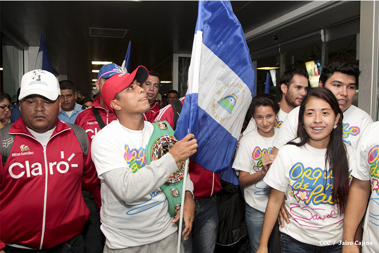 Chocolatito retorna a Nicaragua tras su histórica y contundente victoria ante Viloria