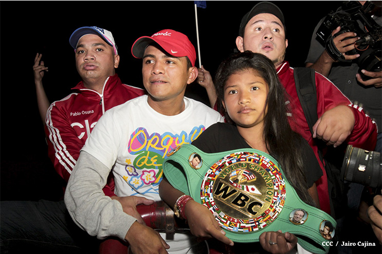 Chocolatito retorna a Nicaragua tras su histórica y contundente victoria ante Viloria