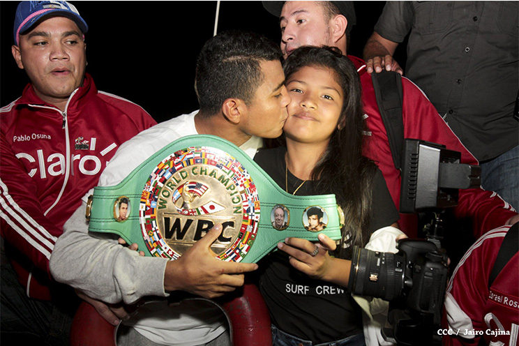 Chocolatito retorna a Nicaragua tras su histórica y contundente victoria ante Viloria