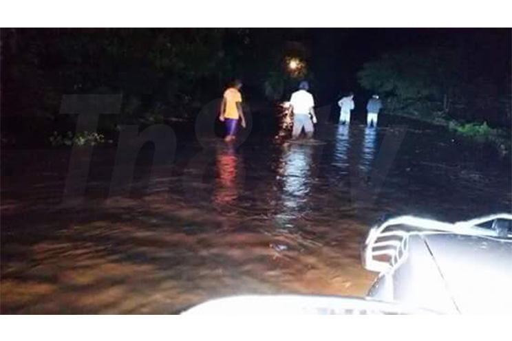 Crecida del Río Ochomogo provoca anegaciones en viviendas