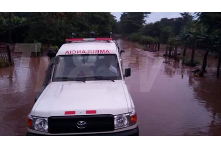 Crecida del Río Ochomogo provoca anegaciones en viviendas