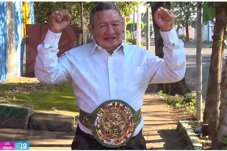 Ratón Mojica ya tiene el cinturón que lo acredita como campeón mundial