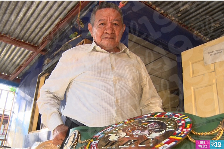 Ratón Mojica ya tiene el cinturón que lo acredita como campeón mundial