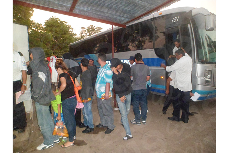 Autoridades reciben con solidaridad a nicaragüenses deportados