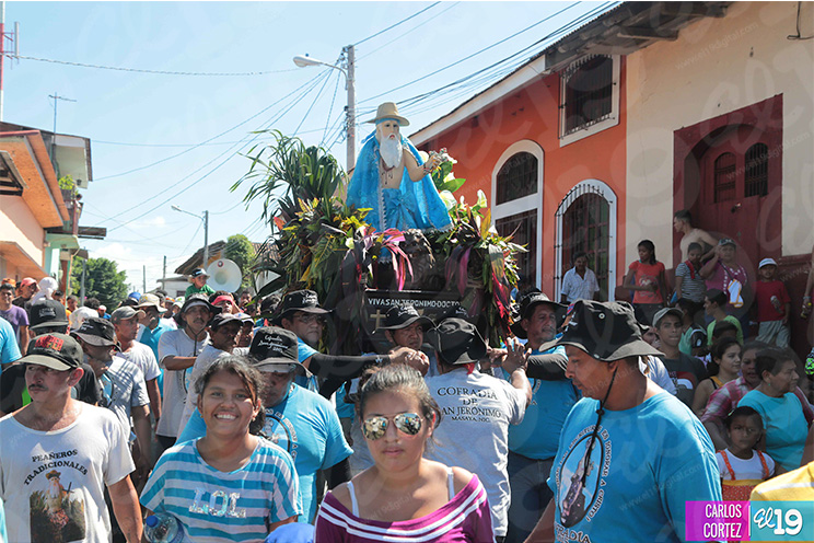 San Jerónimo regresa a su nicho acompañado de miles de devotos