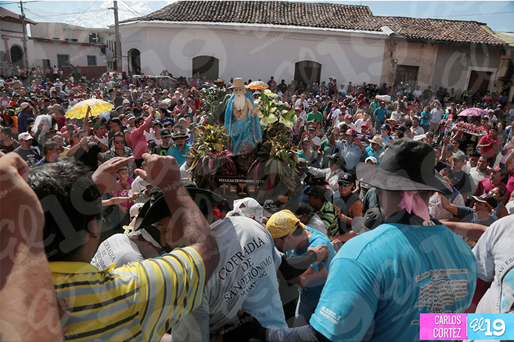 San Jerónimo regresa a su nicho acompañado de miles de devotos