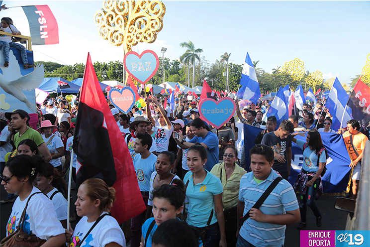 Nicaragüenses agitan las banderas de la Paz y el Trabajo durante inmensa caminata llena de festejos (FOTOS y VIDEOS)