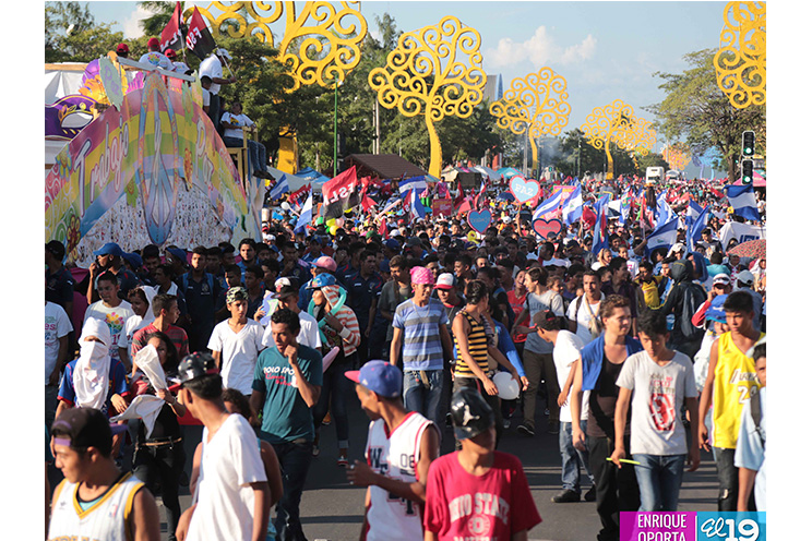 Nicaragüenses agitan las banderas de la Paz y el Trabajo durante inmensa caminata llena de festejos (FOTOS y VIDEOS)