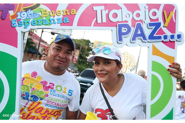Nicaragüenses agitan las banderas de la Paz y el Trabajo durante inmensa caminata llena de festejos (FOTOS y VIDEOS)