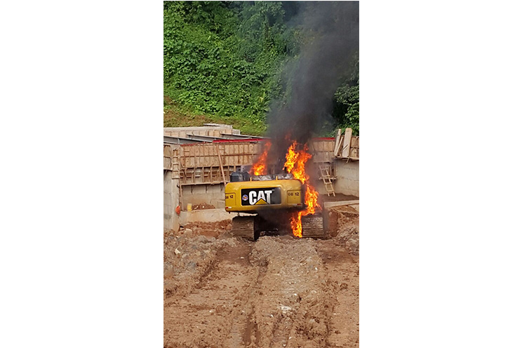 Barbarie derechista contra propiedad del pueblo: Queman excavadora para construcción de carretera hacia Bluefields