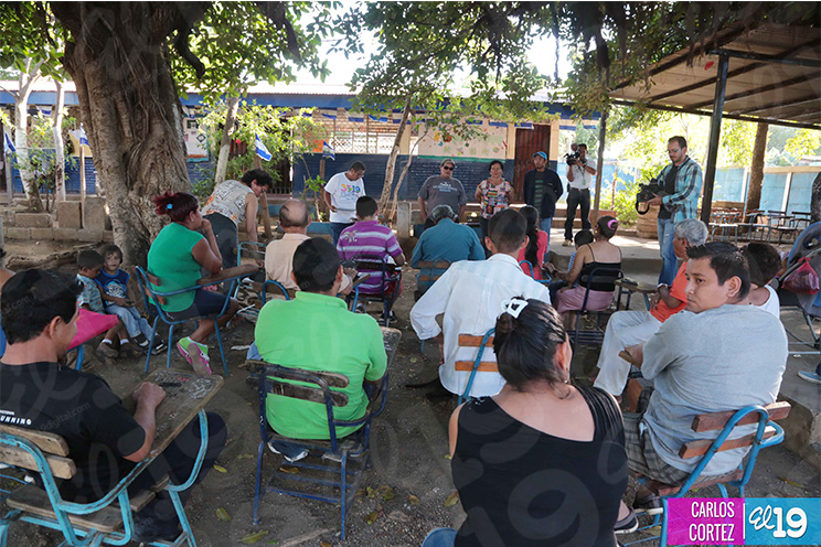 Pobladores del barrios Jonathan González sostienen encuentro con autoridades de gobierno