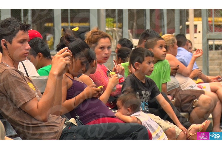 Familias de Batahola aprovechan al máximo espacio de esparcimiento rehabilitado por el gobierno sandinista