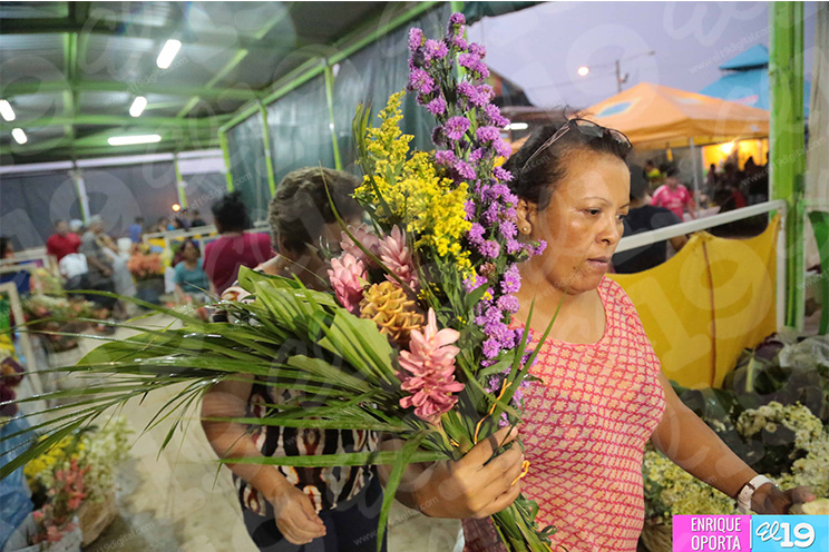 Productores y comerciantes presentan sus ofertas en Feria de las Flores