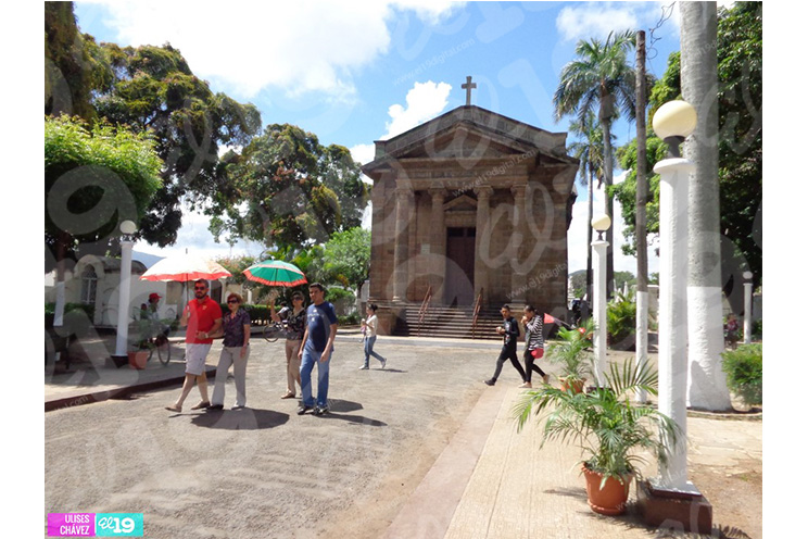 Población granadina visita cementerio municipal este domingo