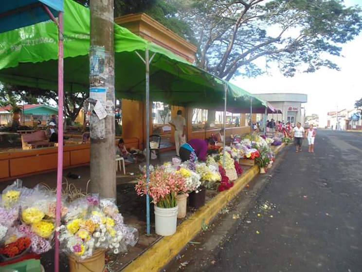Remozan cementerios y realizan Feria de las Flores en Carazo