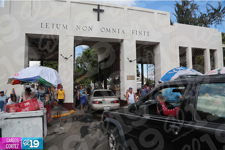 Cementerios capitalinos adornados y llenos