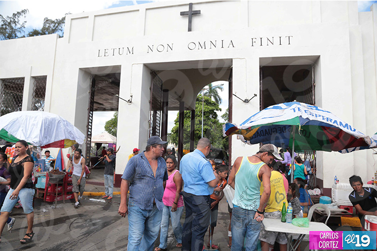 Cementerios capitalinos adornados y llenos