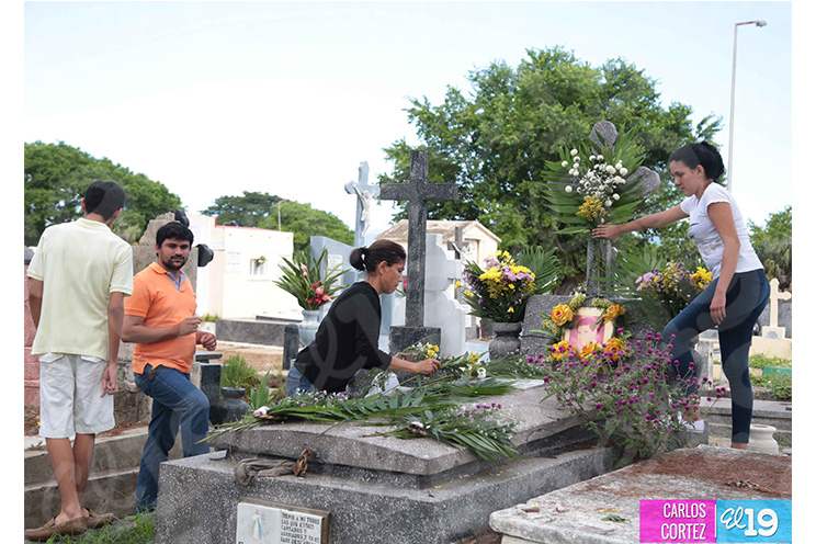 Cementerios capitalinos adornados y llenos
