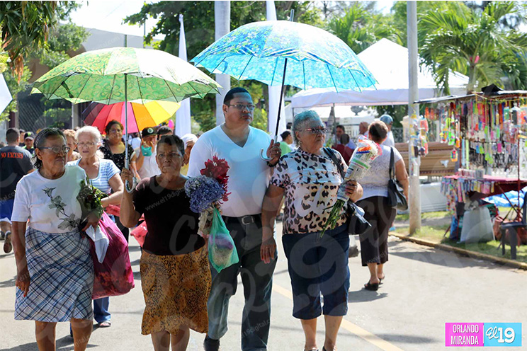Capitalinos honran la memoria de sus deudos en el Cementerio General