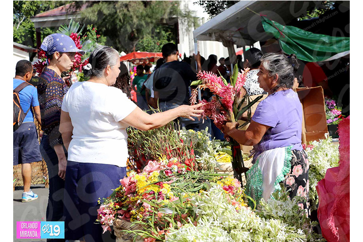 Capitalinos honran la memoria de sus deudos en el Cementerio General