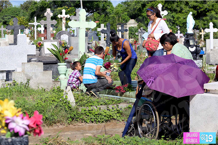 Capitalinos honran la memoria de sus deudos en el Cementerio General