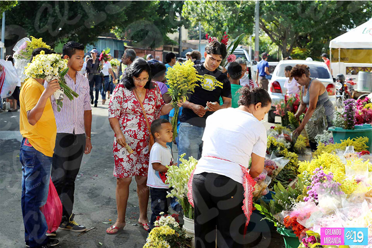 Capitalinos honran la memoria de sus deudos en el Cementerio General