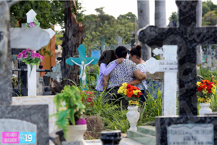 Capitalinos honran la memoria de sus deudos en el Cementerio General