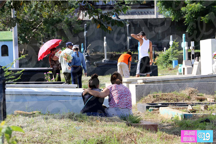 Capitalinos honran la memoria de sus deudos en el Cementerio General