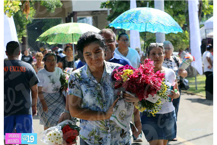 Capitalinos honran la memoria de sus deudos en el Cementerio General