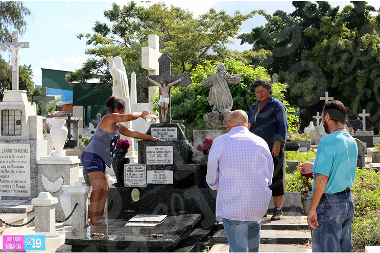 Capitalinos honran la memoria de sus deudos en el Cementerio General