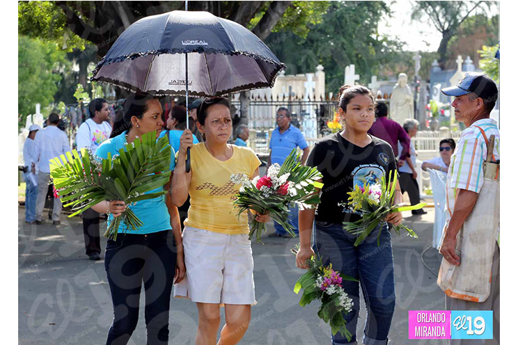 Capitalinos honran la memoria de sus deudos en el Cementerio General