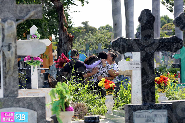 Capitalinos honran la memoria de sus deudos en el Cementerio General