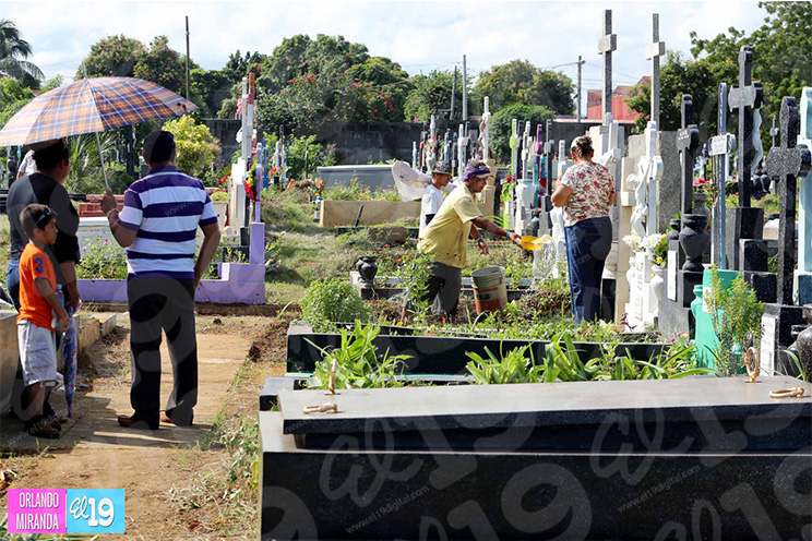 Capitalinos honran la memoria de sus deudos en el Cementerio General