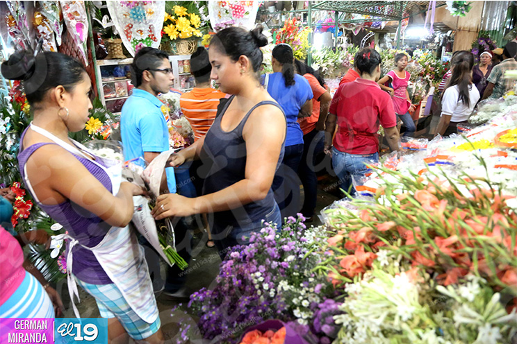 Comerciantes de flores con buenas ventas en el Día de los Difuntos