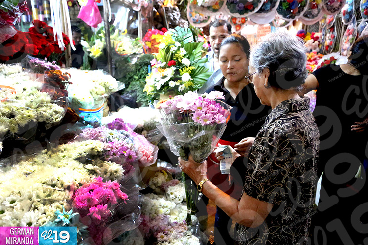 Comerciantes de flores con buenas ventas en el Día de los Difuntos