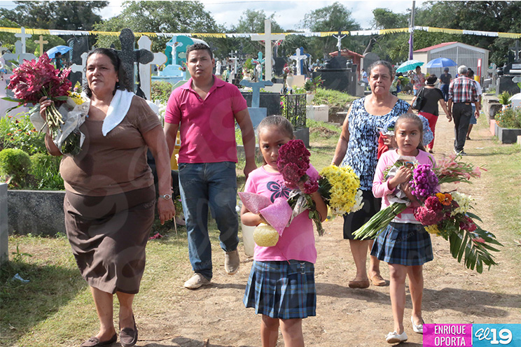 Familias visitan Cementerios en Día de los Fieles Difuntos