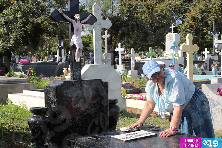 Familias visitan Cementerios en Día de los Fieles Difuntos