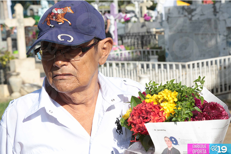 Familias visitan Cementerios en Día de los Fieles Difuntos